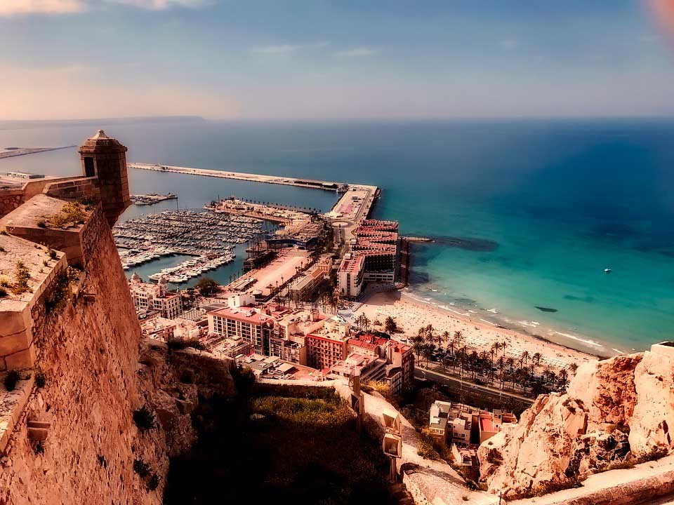 Vista del puerto y la bahía de Alicante