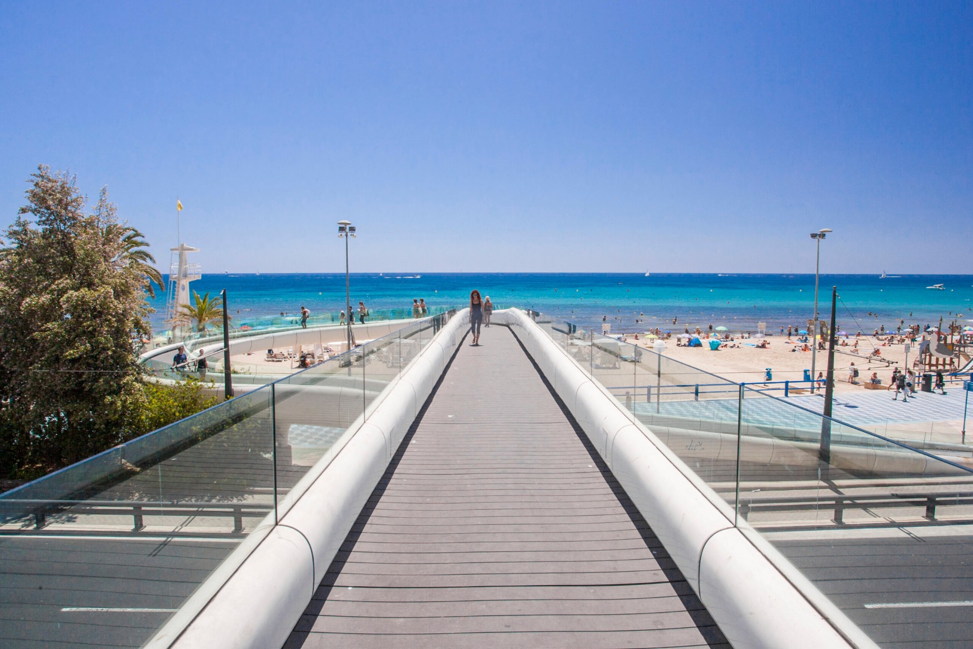 Pasarela del Postiguet sobre la playa